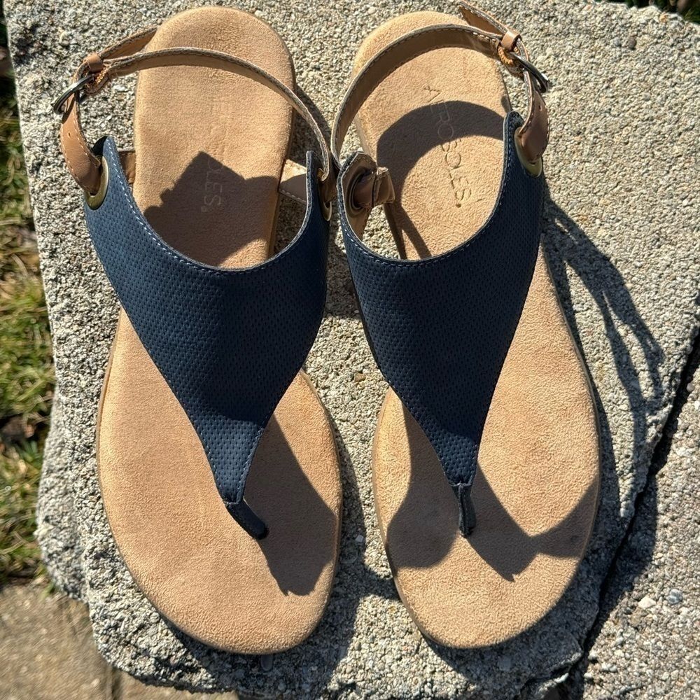 AEROSOLES~NAVY UPPER/TAN ANKLE STRAP~MEMORY FOAM FOOTBED~SOFT ROLLED TOE BAND~BR